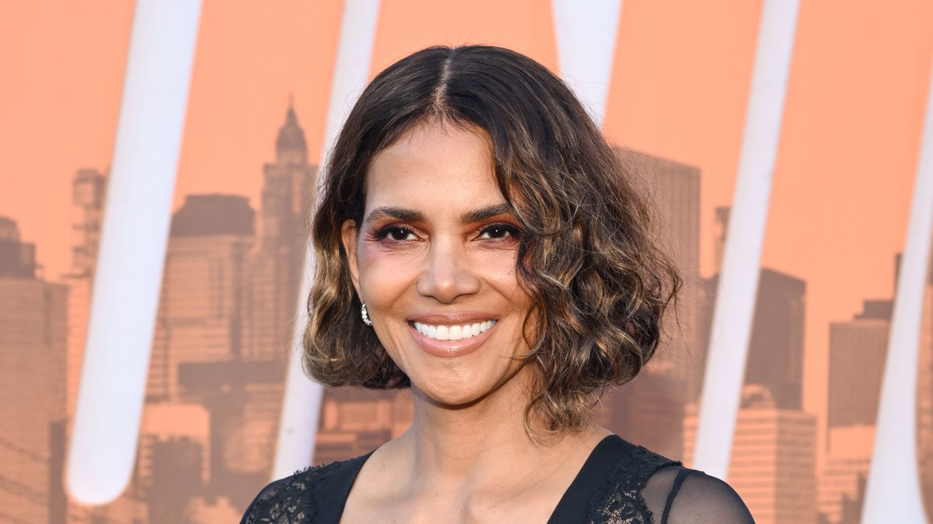 Analizamos el estilazo de Halle Berry, que estrena la película 'El sindicato' este viernes