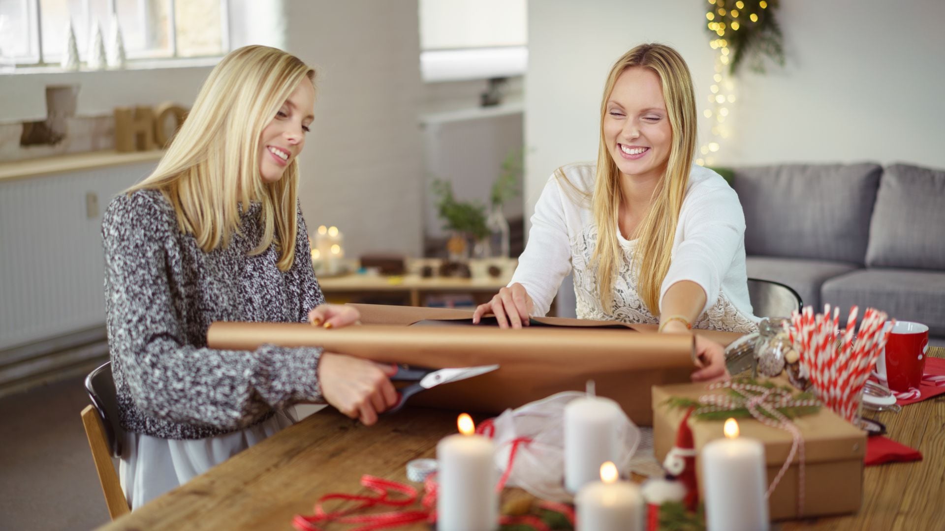 dos mujeres envolviendo regalos de Navidad