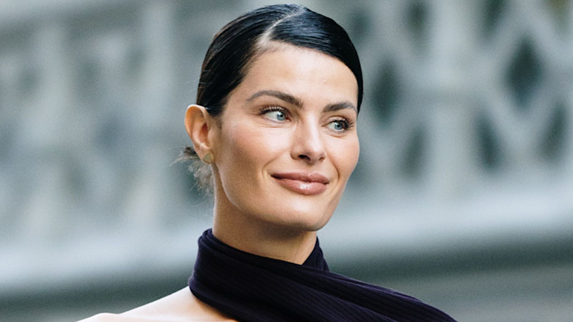 Isabeli Fontana con look negro en París