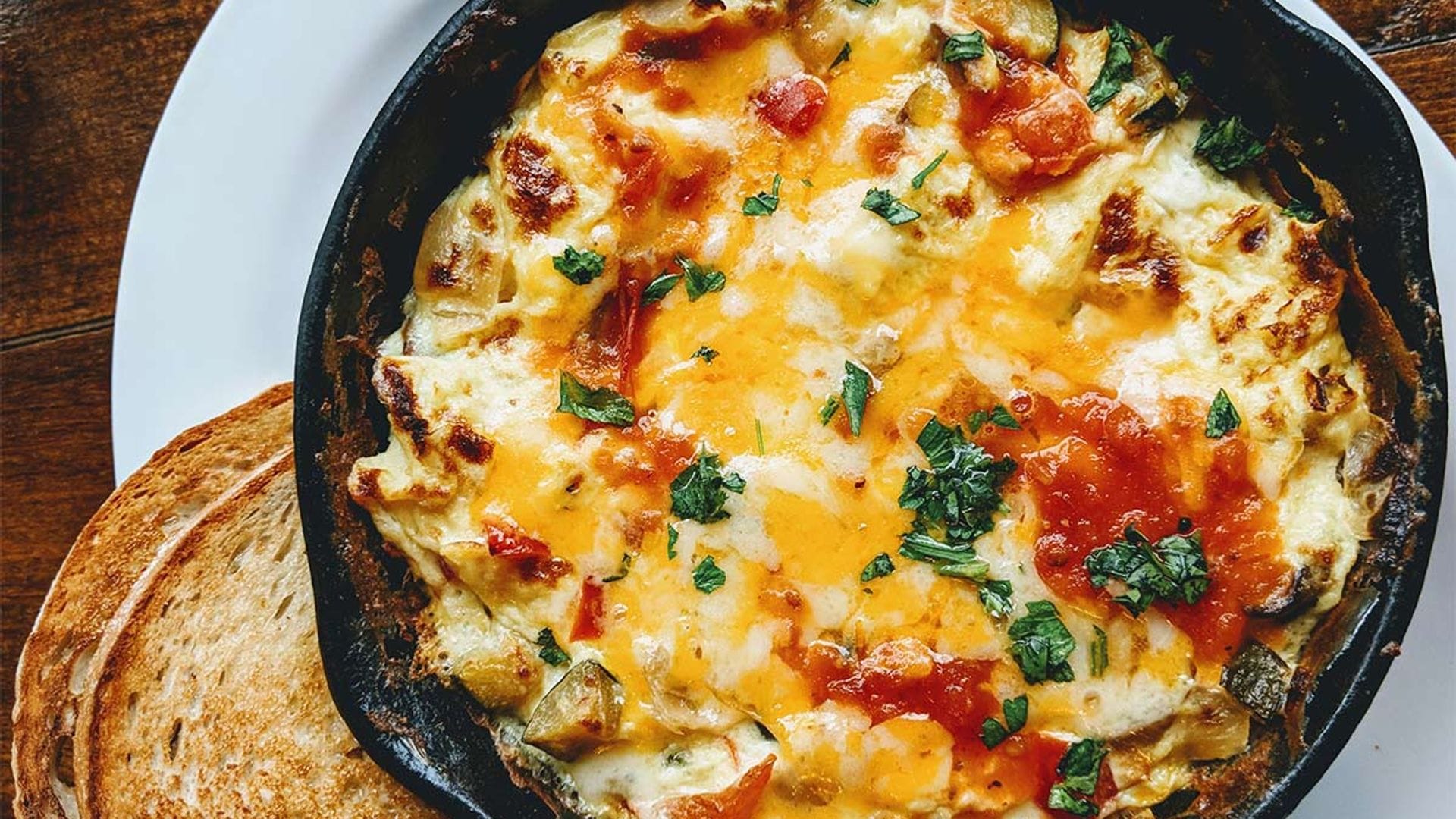 Tortilla gratinada con queso y verduras