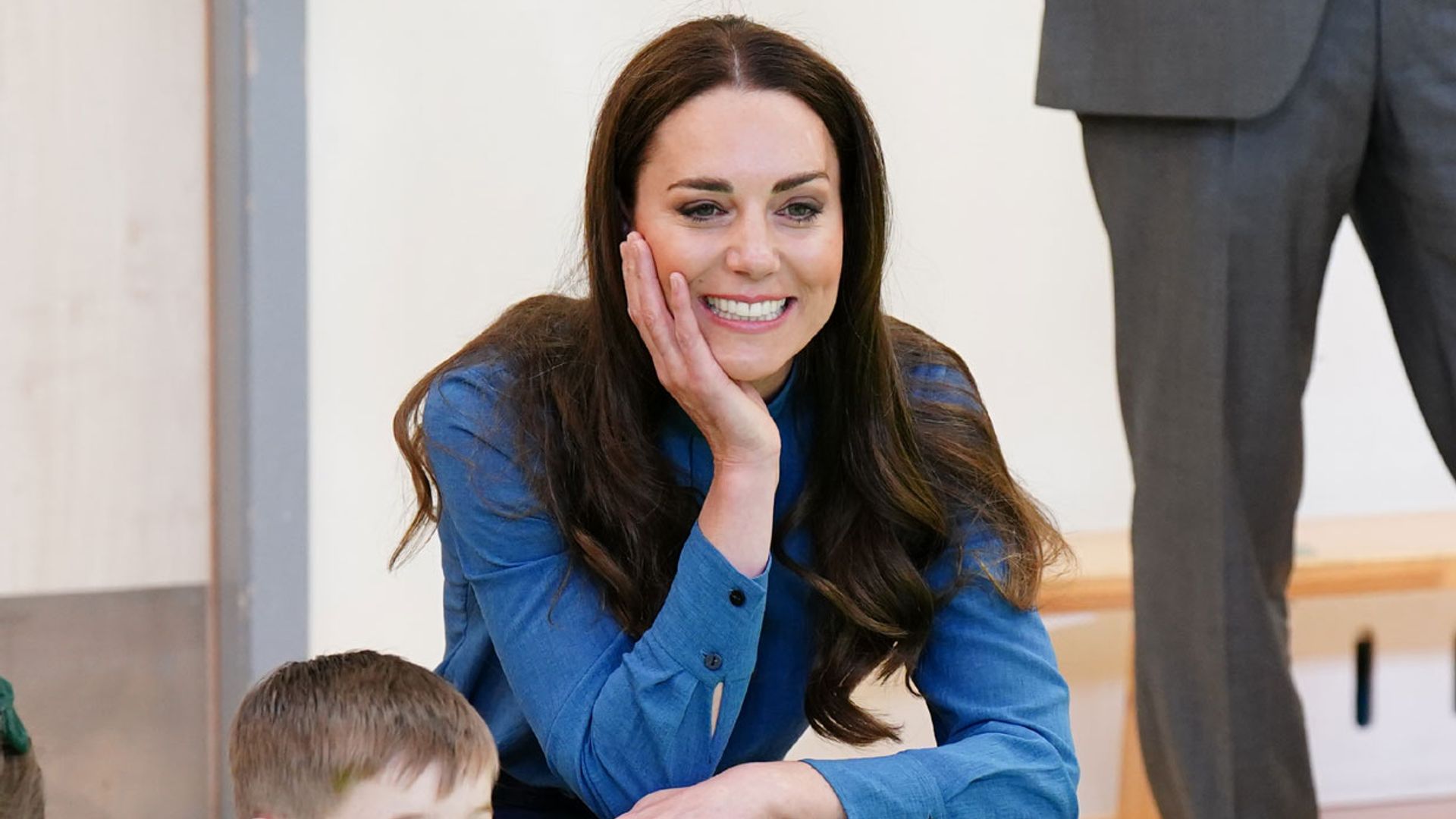 Kate estrena la blusa que podrás llevar con pantalón de oficina o falda de cuero