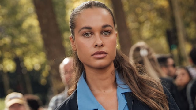 Mujer street style París con coleta alta y camiseta vaquera