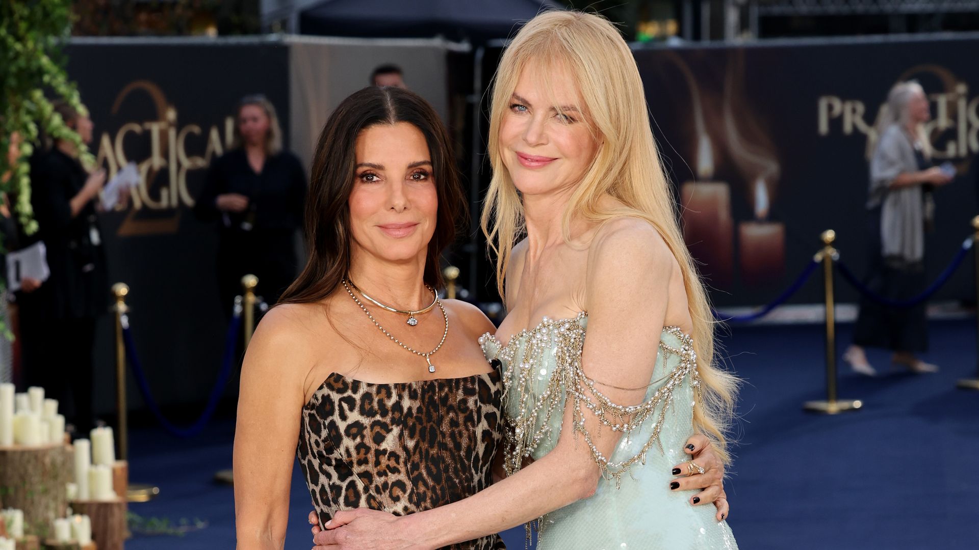 Sandra Bullock reaparece junto a Nicole Kidman en la alfombra roja con un salvaje vestido de leopardo
