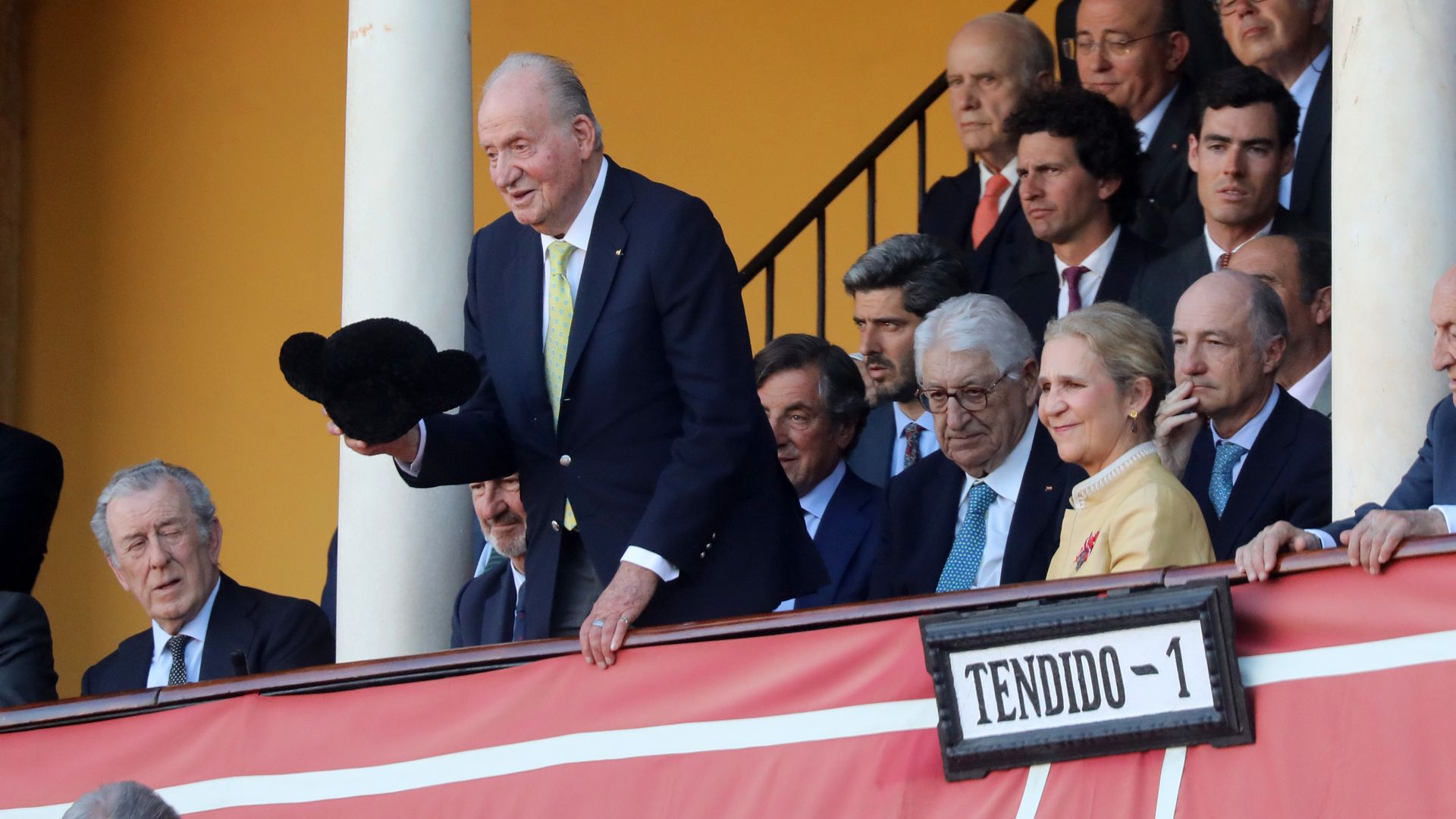Apoteosis en la Maestranza con la atronadora ovación a Juan Carlos I y la reaparición de Morante de la Puebla, que le brinda un toro al Rey