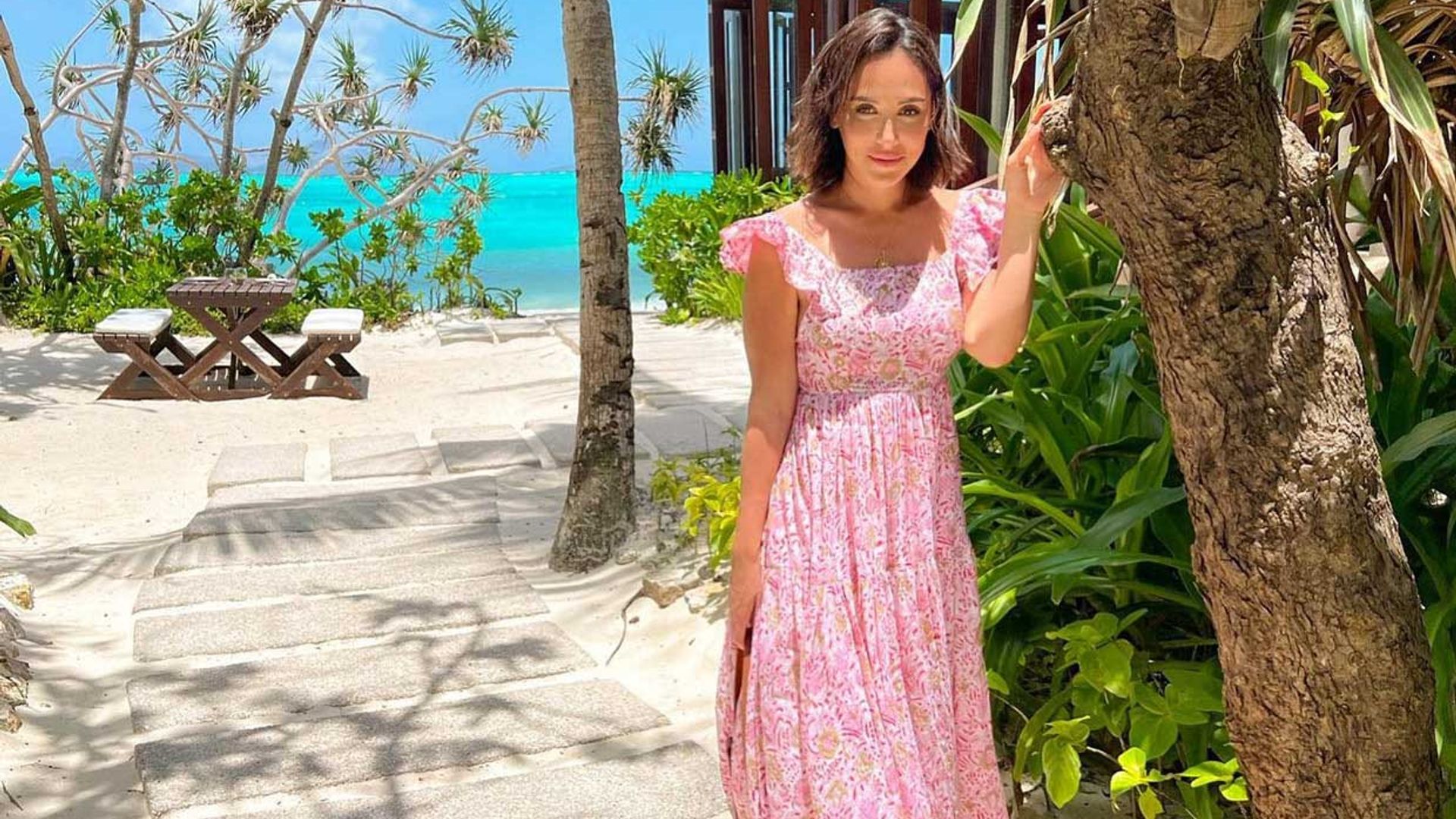 Vestidos florales, bolsos de rafia, monos safari... Los estilismos de Tamara Falcó en su viaje a Filipinas