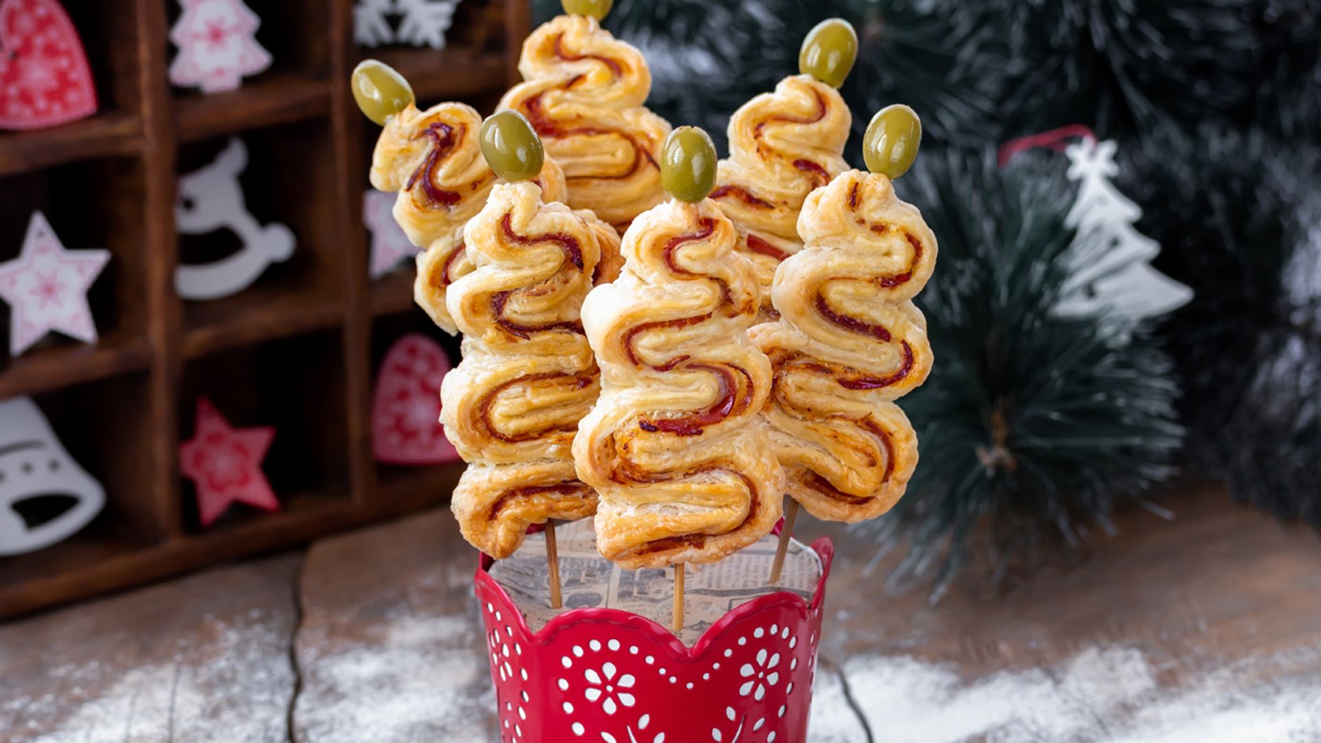 Árbol de hojaldre relleno de jamón y queso
