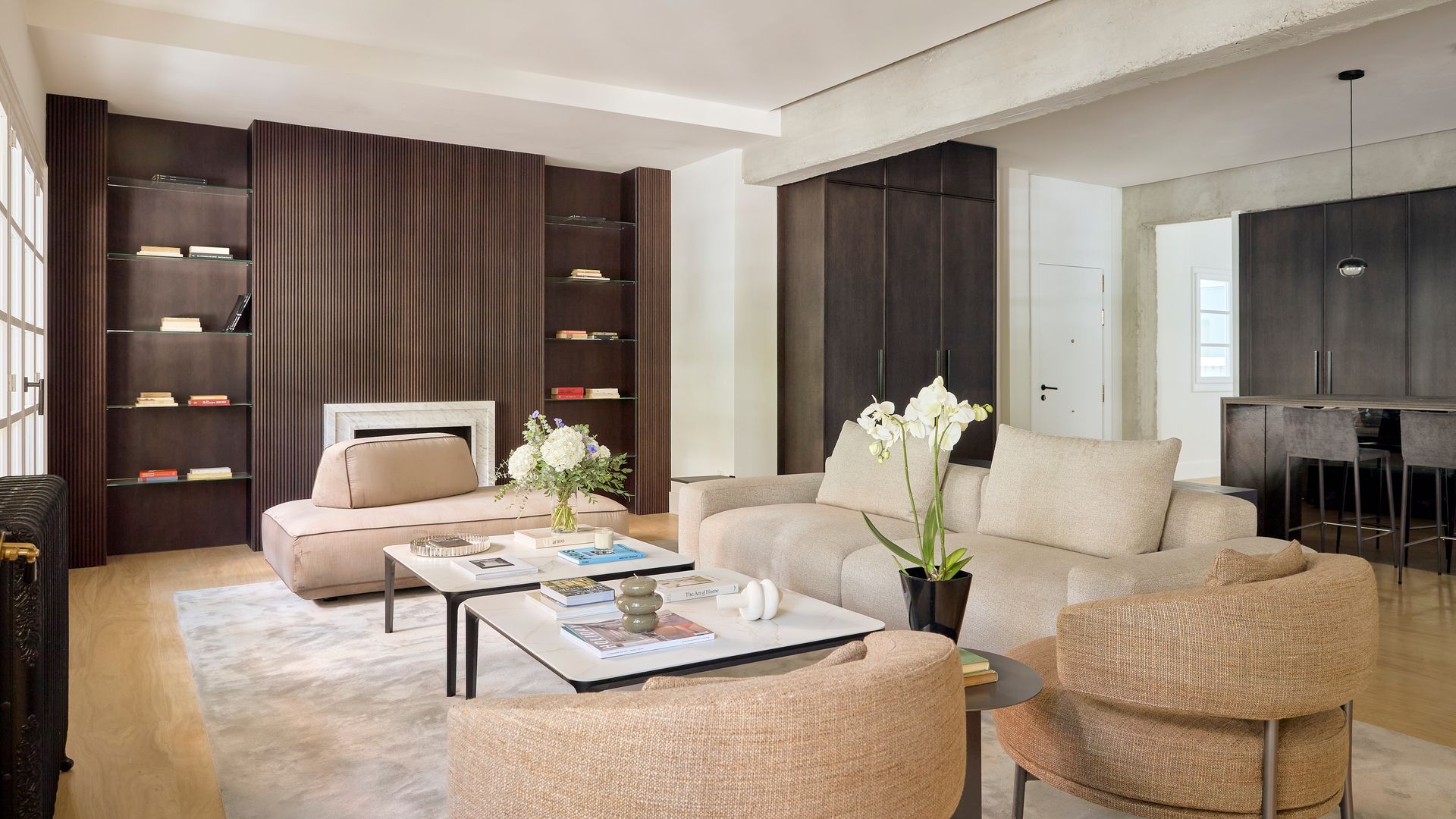 Salón con cocina integrada con muebles oscuros