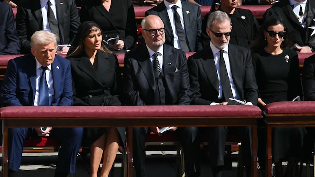 Rey Felipe VI, reina Letizia, Donald Trump y Melania Trump en el funeral del Papa Francisco en 2025