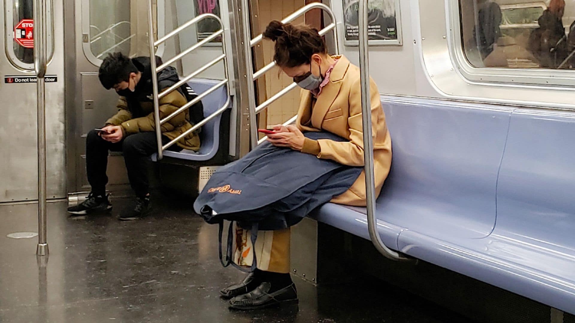 Katie Holmes, una estrella de Hollywood que va en metro con su vestido a cuestas