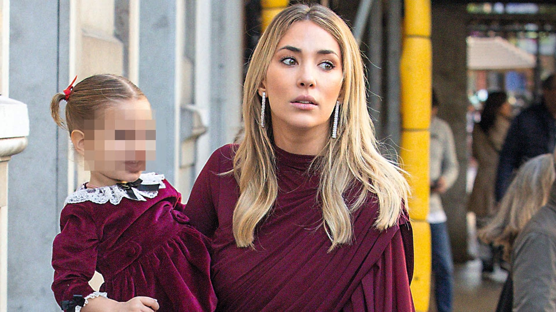 Alice Campello yendo a una boda con sus hijos