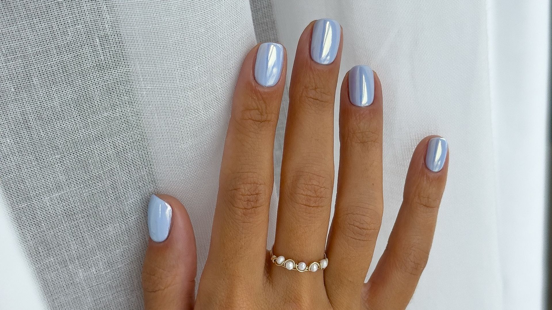 12 manicuras de invitada para las que buscan alternativas a los colores clásicos: del melocotón al dorado