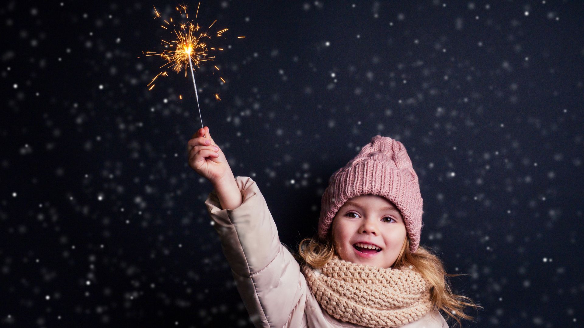 Niña con una bengala en la mano en Navidad