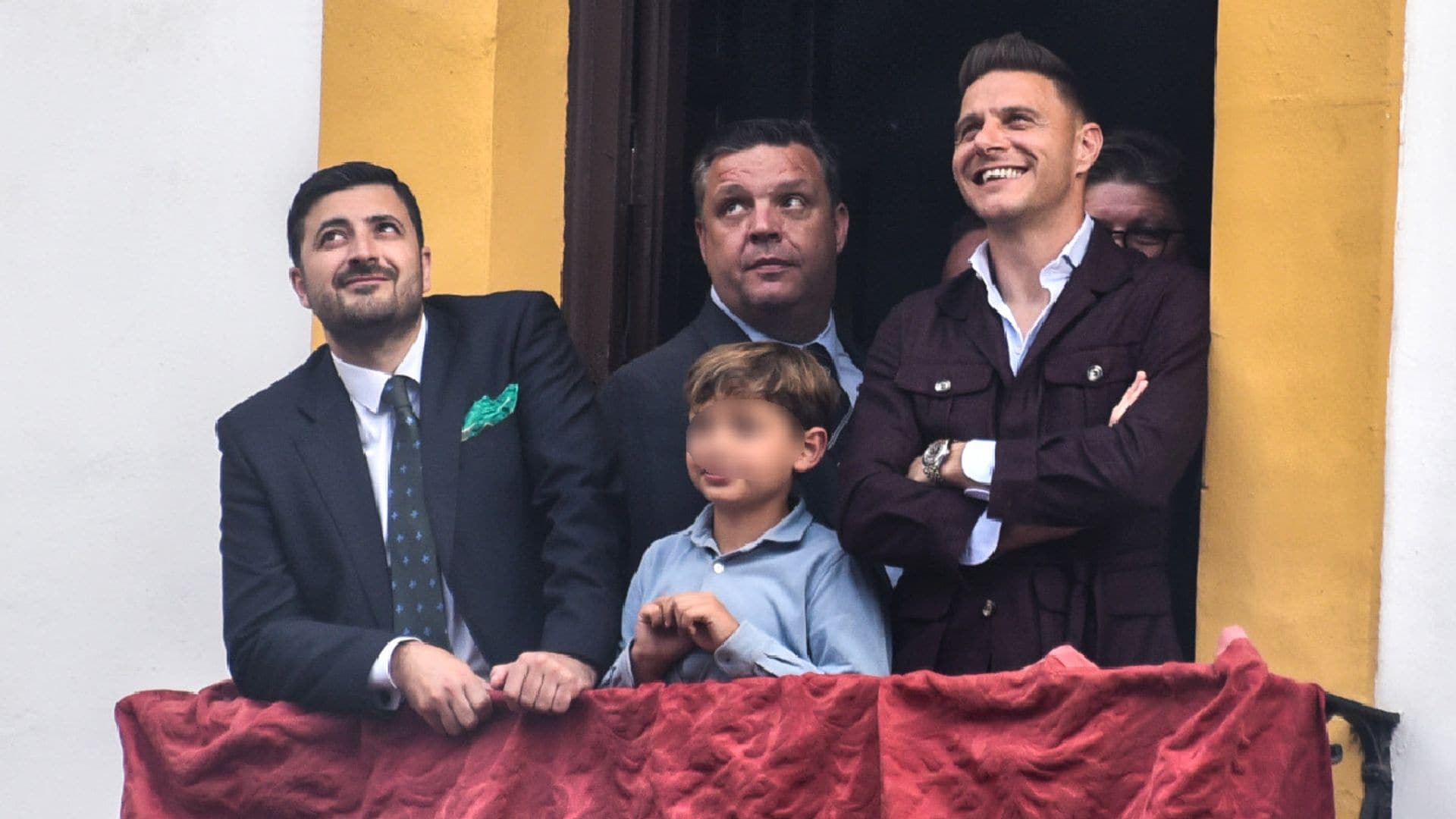 El fervor de Joaquín Sánchez en la Semana Santa sevillana junto a su mujer y amigos