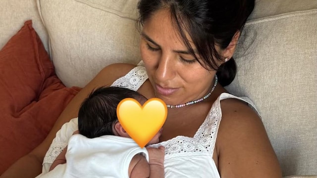 Isa Pantoja con su recién nacido en brazos