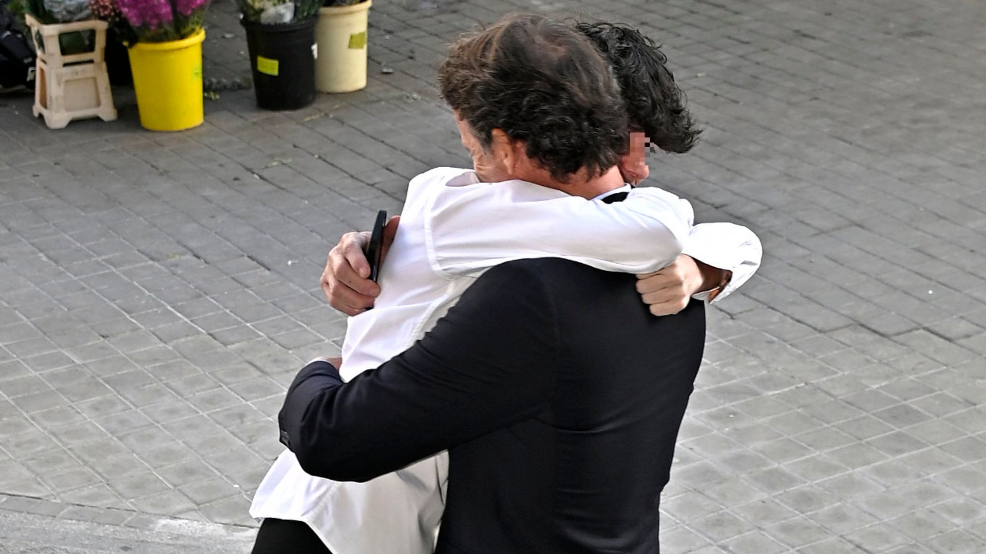 Las cariñosas imágenes del hijo de Lara Dibildos y Álvaro Muñoz Escassi abrazando a su padre y apoyando a su madre