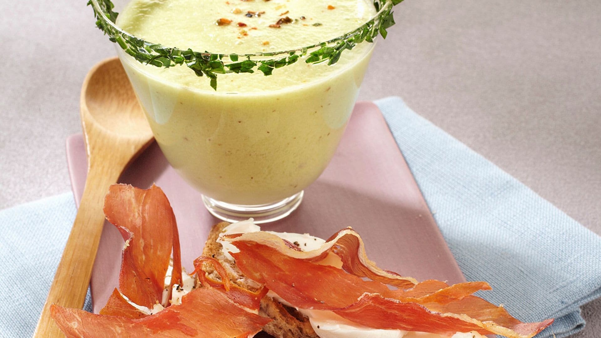 Crema fría de pepino con tostas de jamón y queso