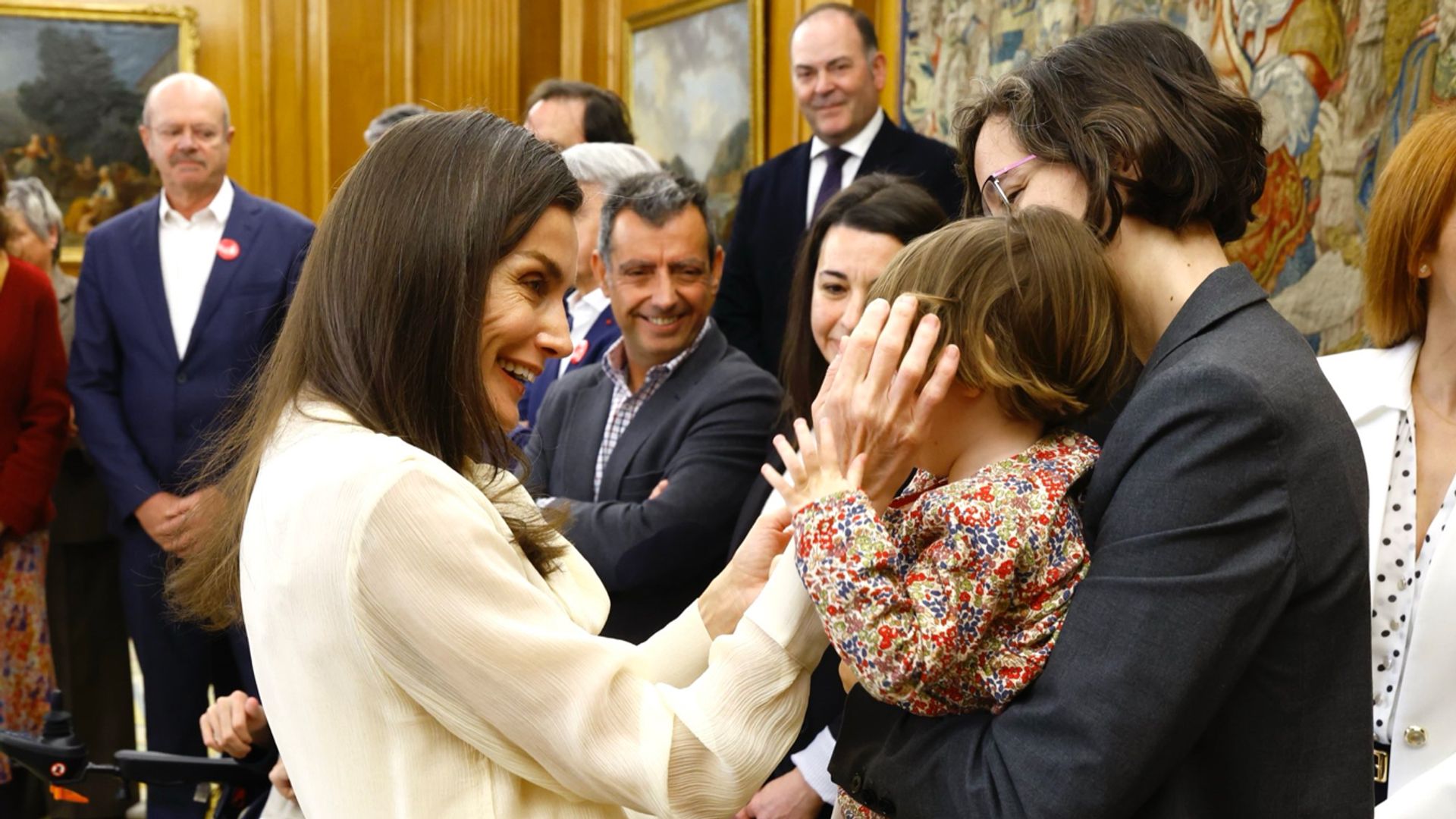 El emocionante momento de la reina Letizia con una niña afectada por una enfermedad rara: "¿Cómo estás, Manuela?"