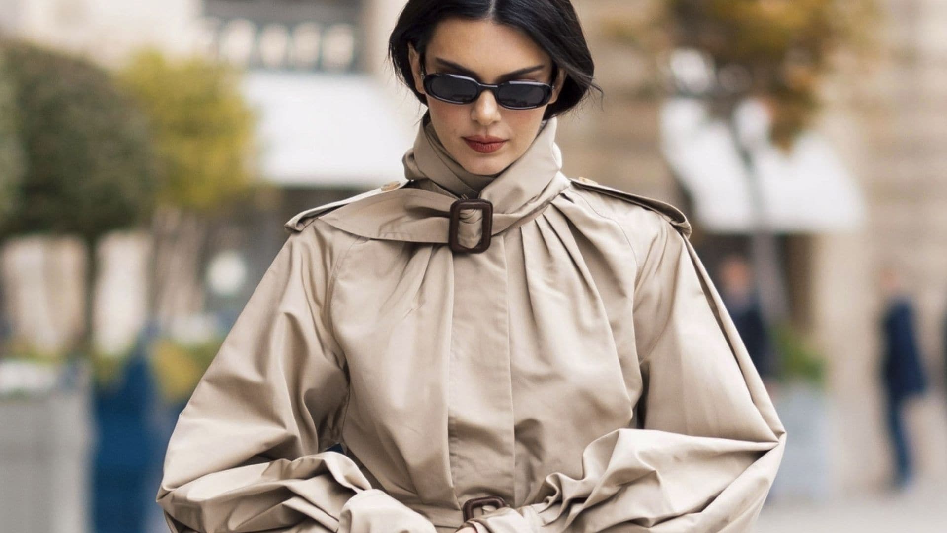 Kendall Jenner domina el estilo ‘parisian chic’ con un original 'trench coat'
