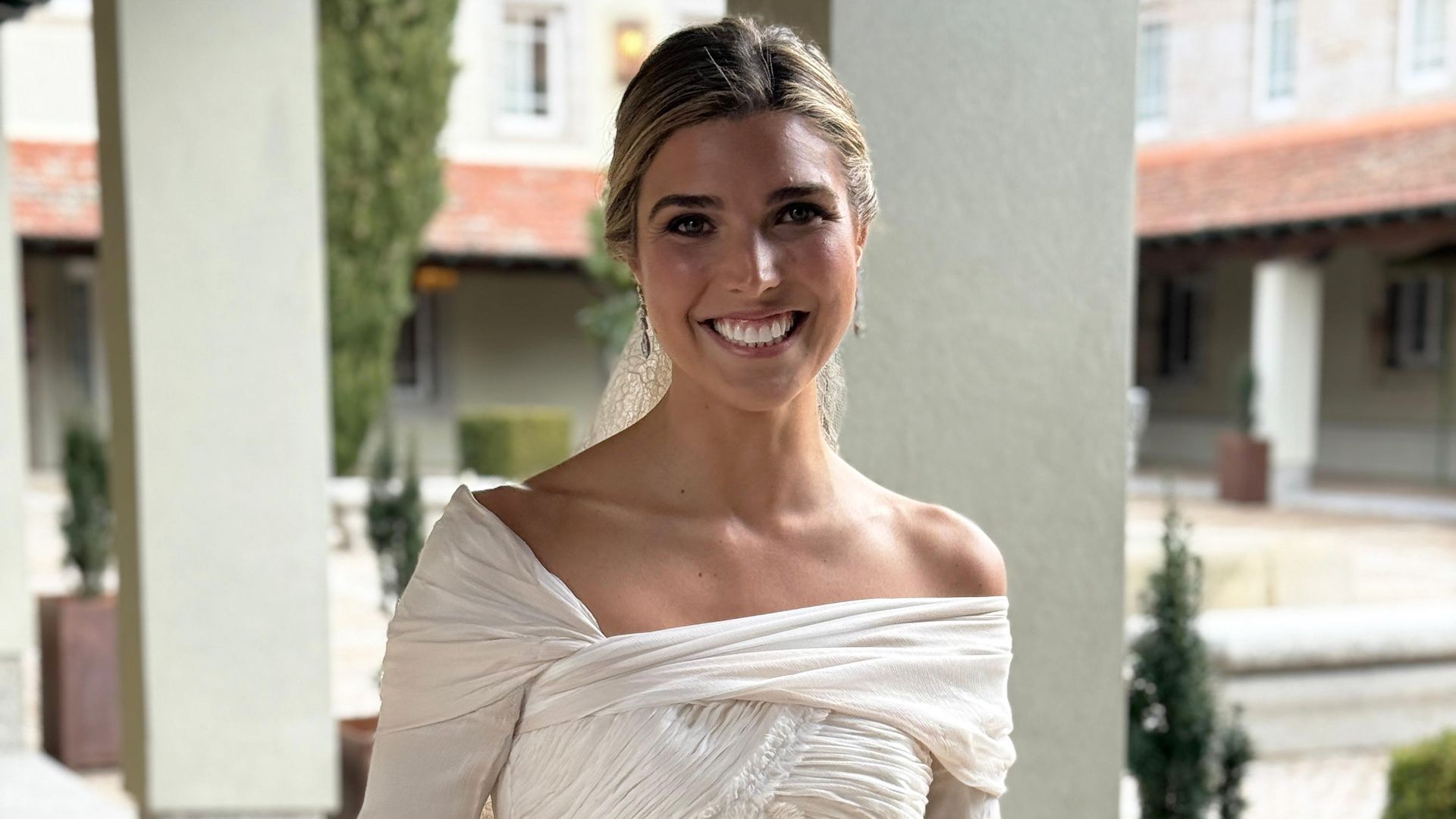 Llevó un vestido bohemio creado por su cuñada y se casó en un palacete del siglo XIX: la boda de Paula en Madrid