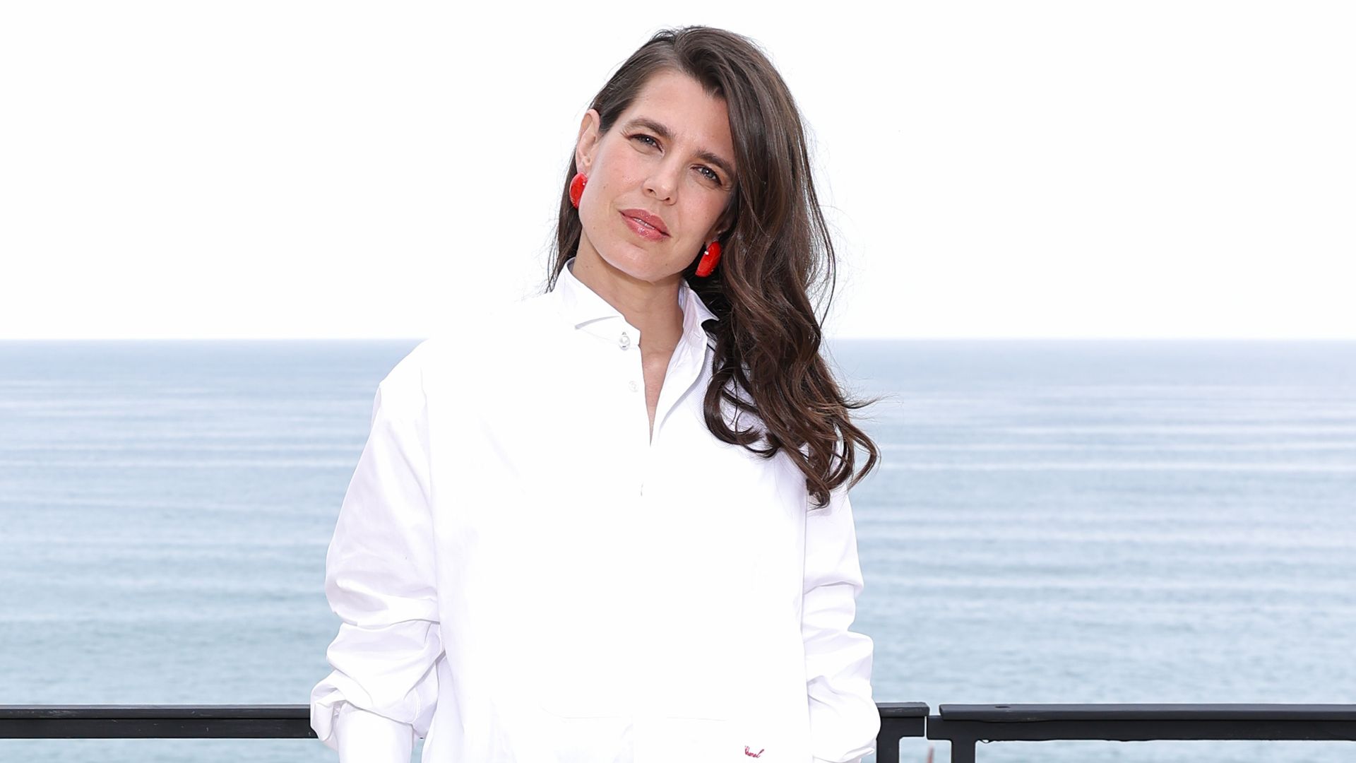 Cónclave VIP en el desfile de Chanel en Biarritz: de Carlota Casiraghi, rompedora con pendientes XXL, al minimalismo de Marion Cotillard