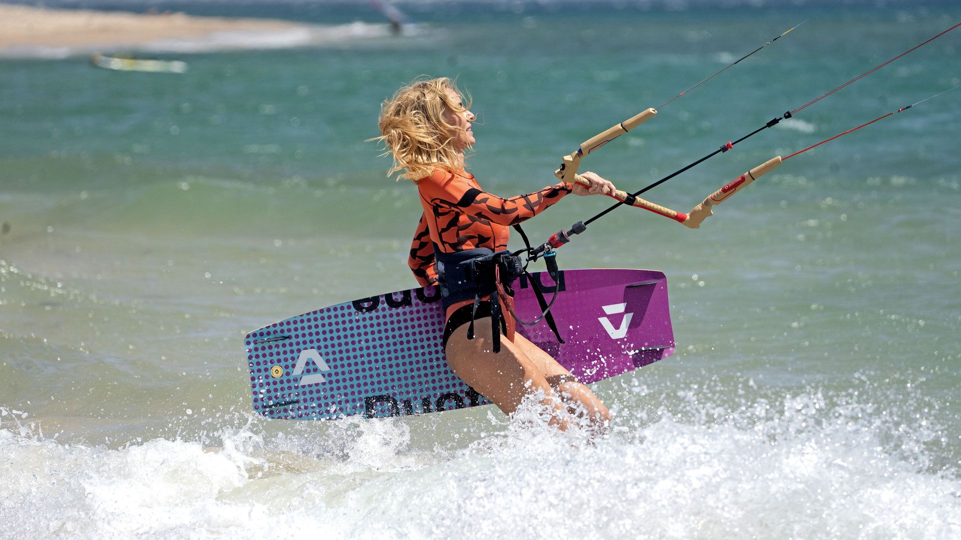 Kira Miró realizando 'kitesurf' en Tarifa