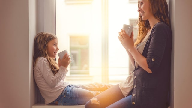 madre e hija iguales con la misma postura