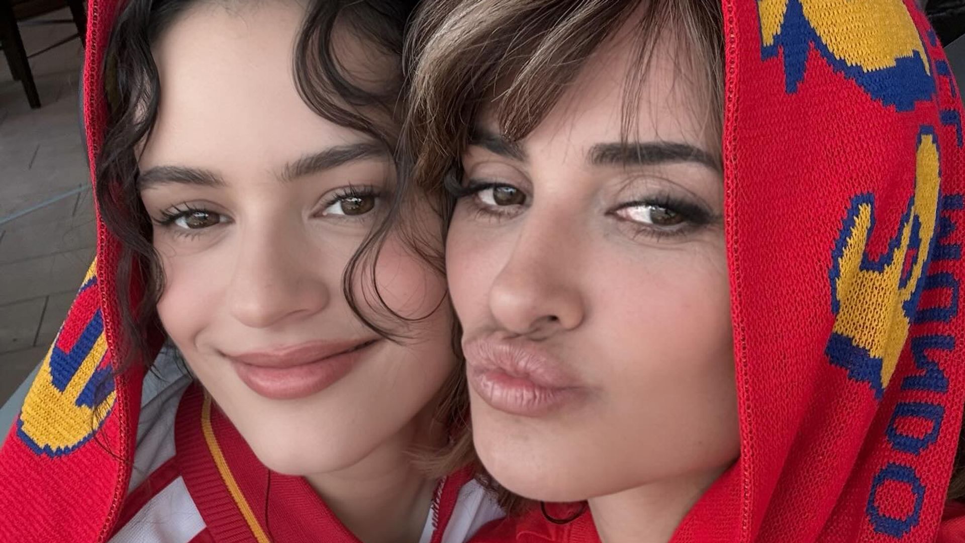 Rosalía y Penélope Cruz viendo el triunfo de España frente a Austria en el Mundial 2026 el 2 de julio de 2026