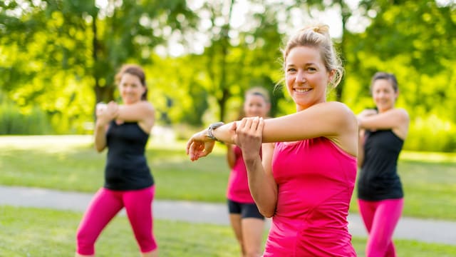 grupo de mujeres haciendo ejercicio al aire libre