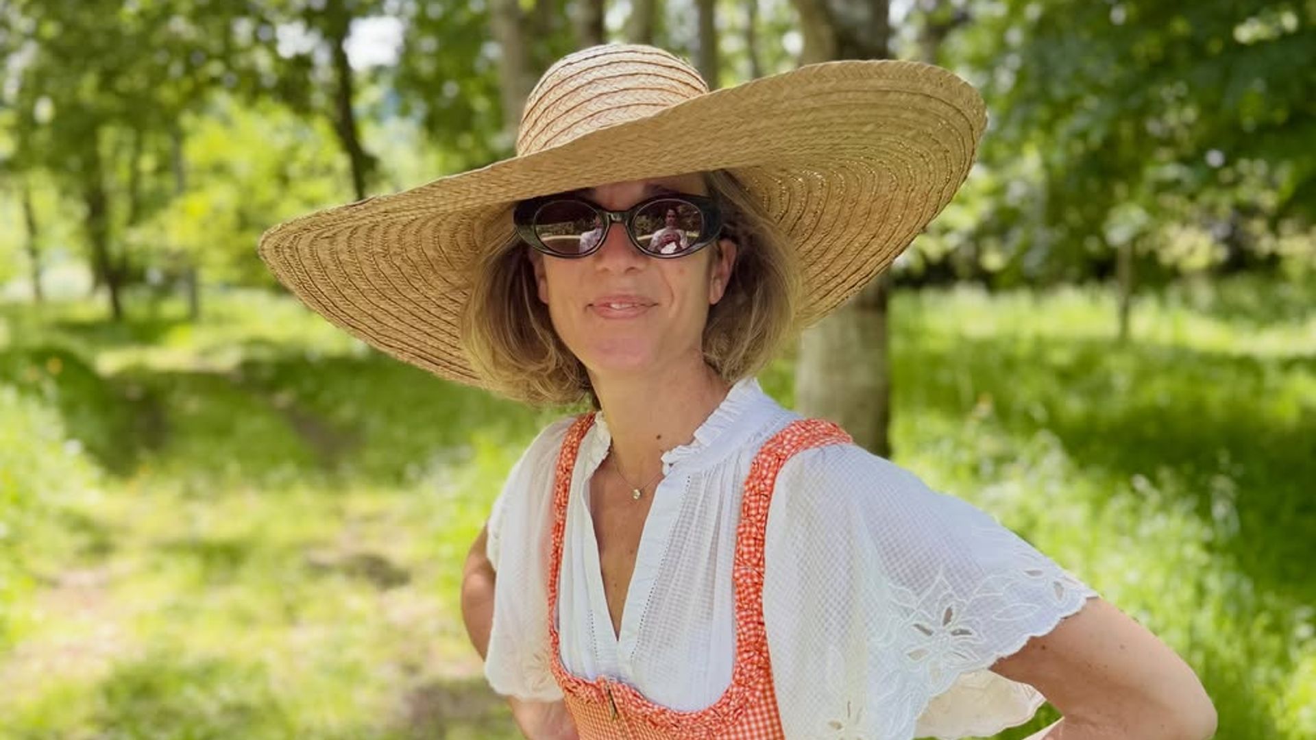El impecable armario campestre de Inés de Cominges: silueta años 50, sombreros de paja y pasión por el cuadro vichy
