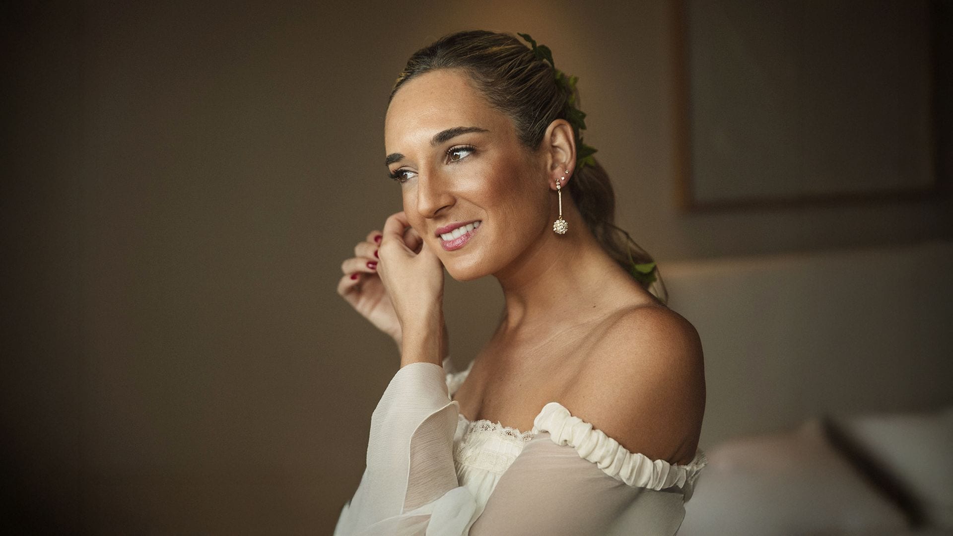 Pendientes largos para novias: el accesorio en clave 'maxi' que consigue un efecto buena cara al instante