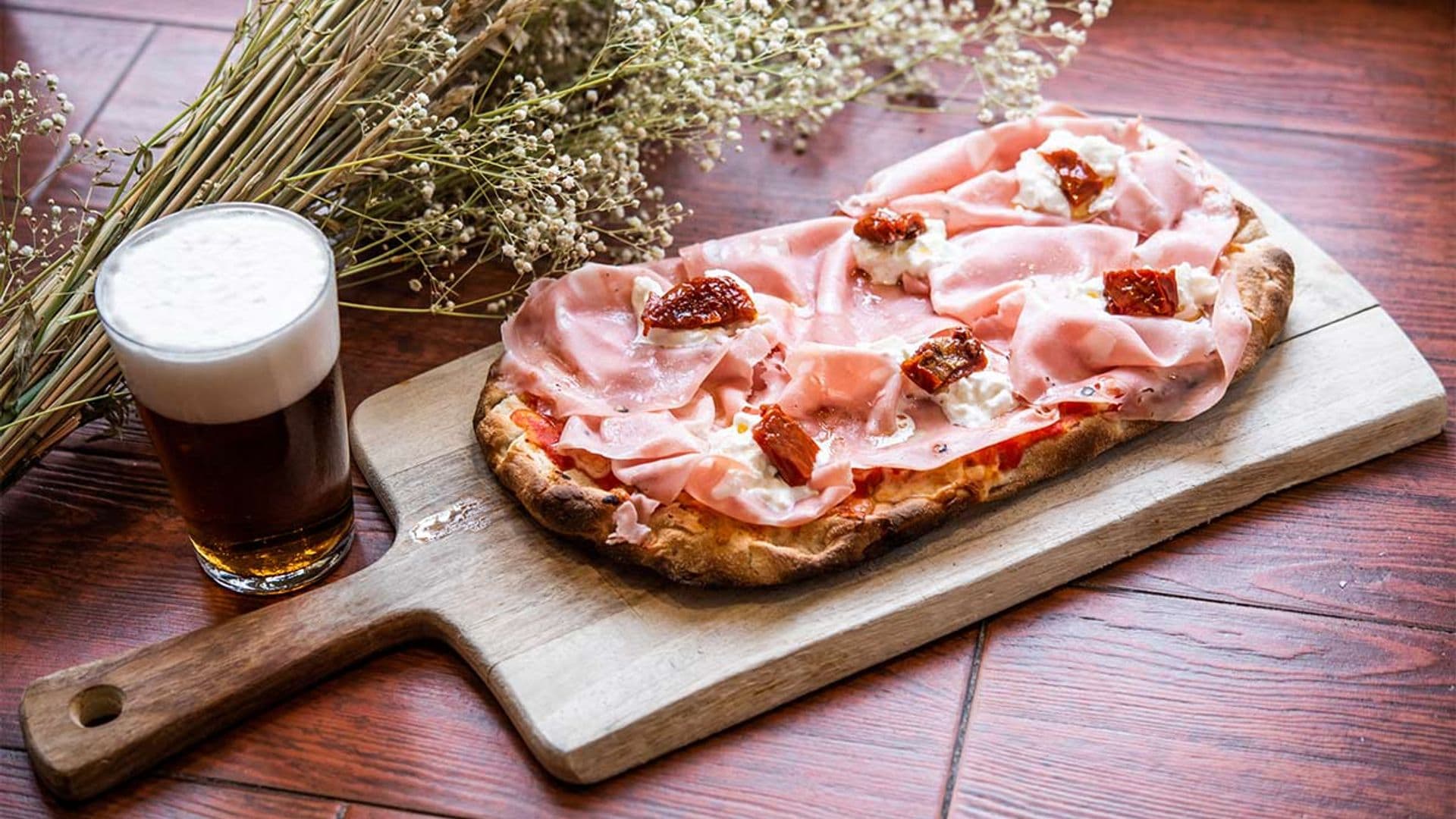 'Pinsa' de mortadela, burrata y tomates secos