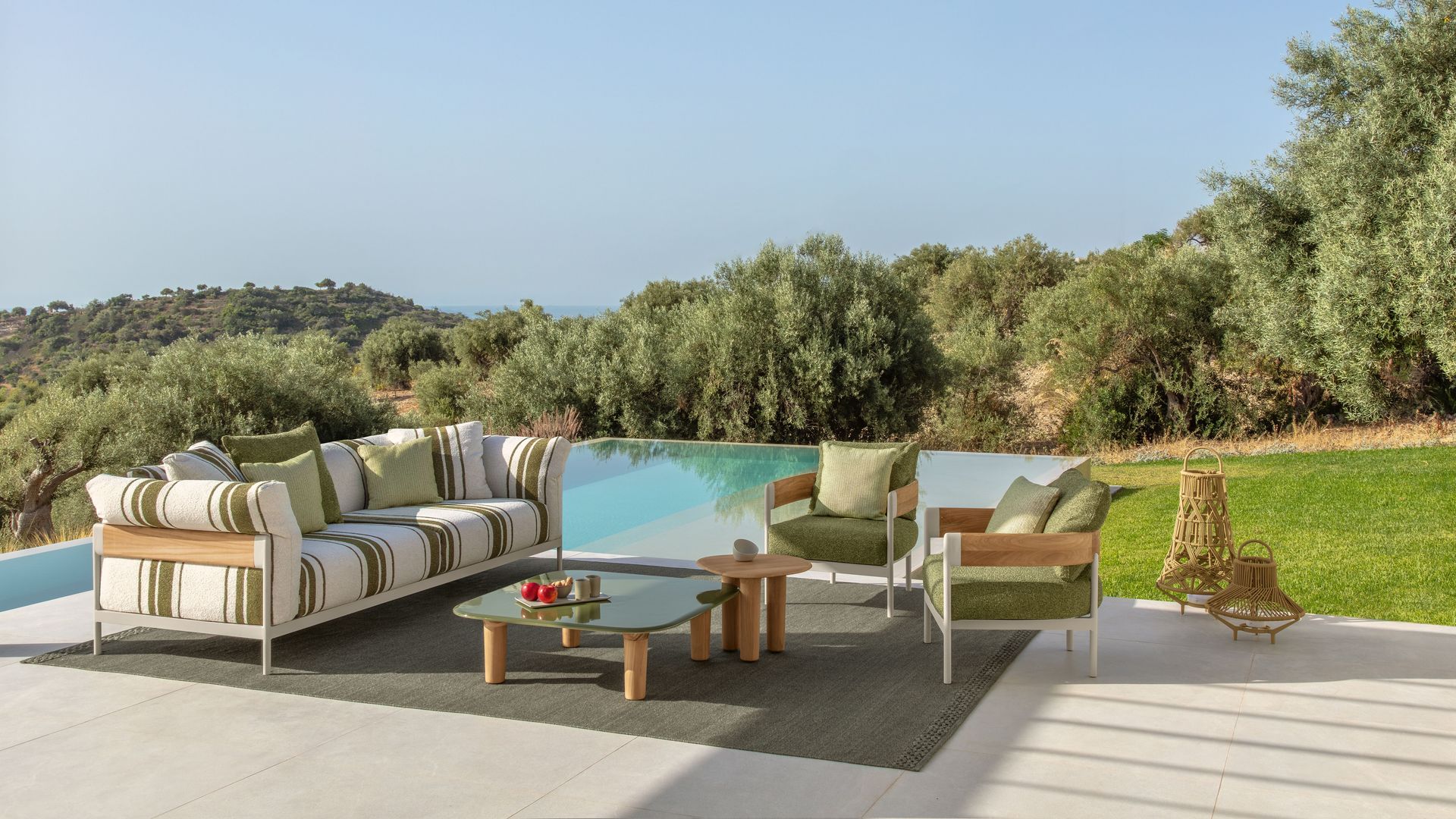 Salón de verano con sofá a rayas y sillones verdes