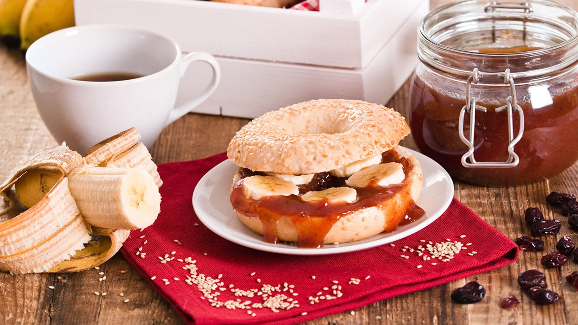 'Bagel' de plátano con mermelada y pasas