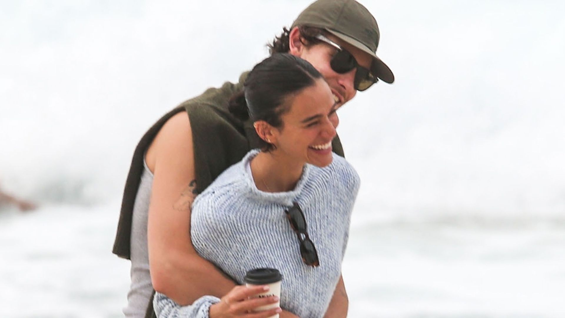 Shawn Mendes y Bruna Marquezine paseando por la playa en Río de Janeiro en julio de 2026.