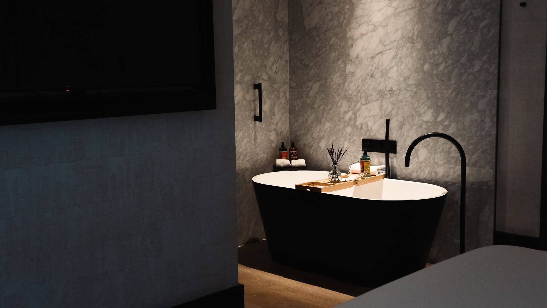 Baño con bañera exenta, perteneciente a un baño del Hotel Montera