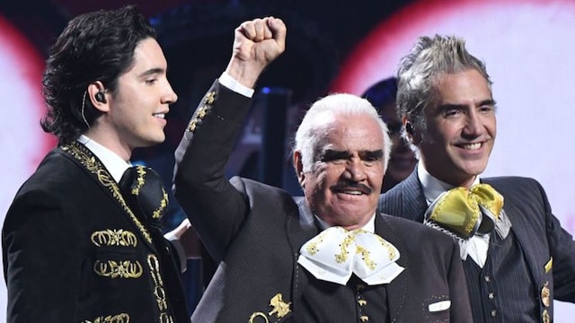 vicente fern ndez junto a su hijo alejandro der y su nieto alex izq 