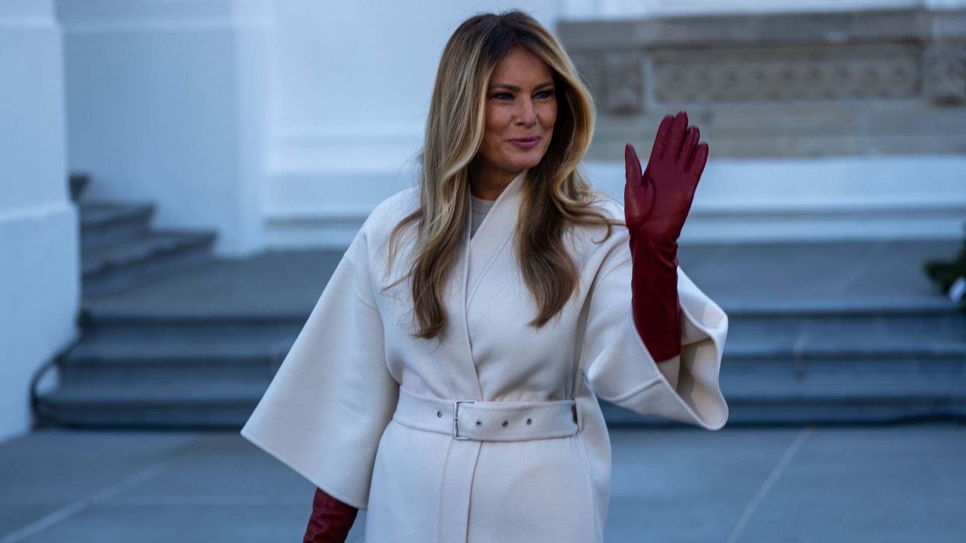 Melania Trump, una espectacular 'Mamá Noel' con guantes infinitos de piel y taconazos de tartán