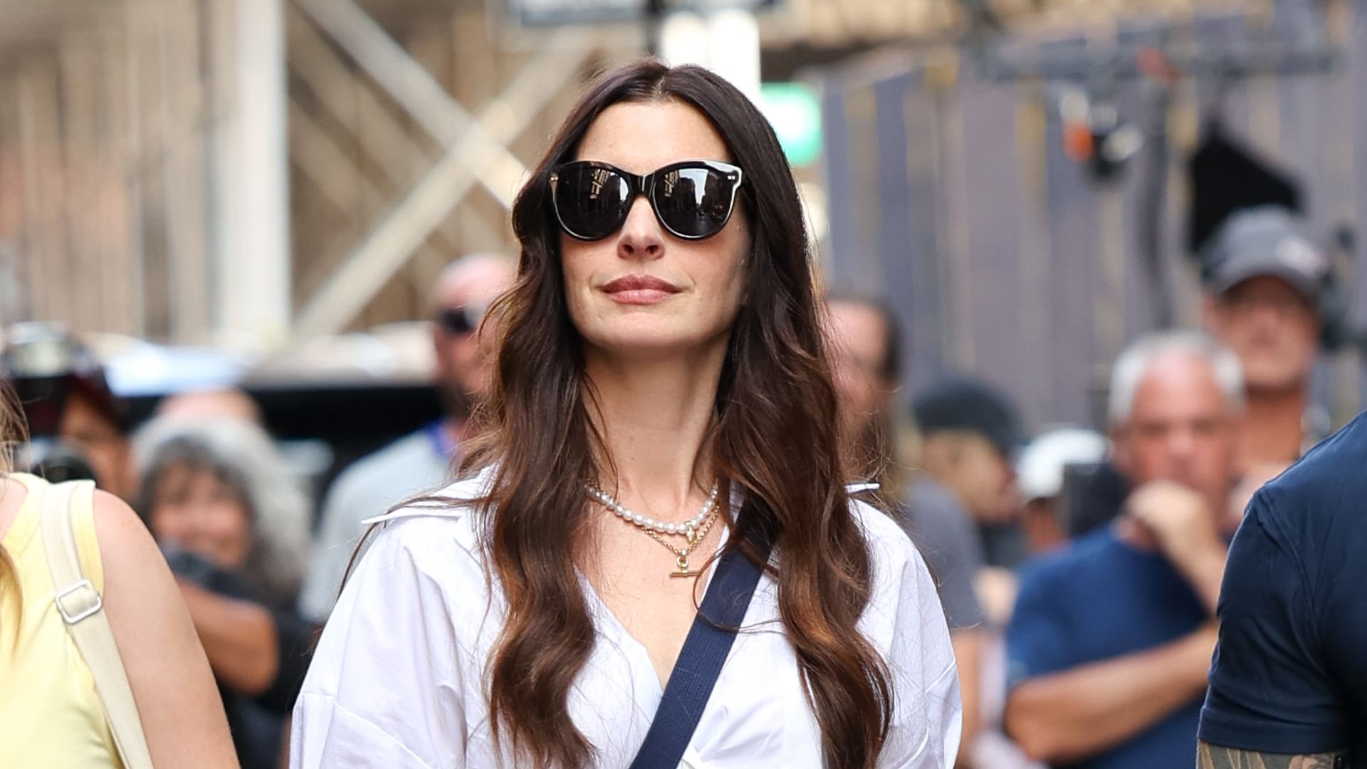 Anne Hathaway en el set de 'El Diablo Viste de Prada' en Nueva York (agosto de 2025)