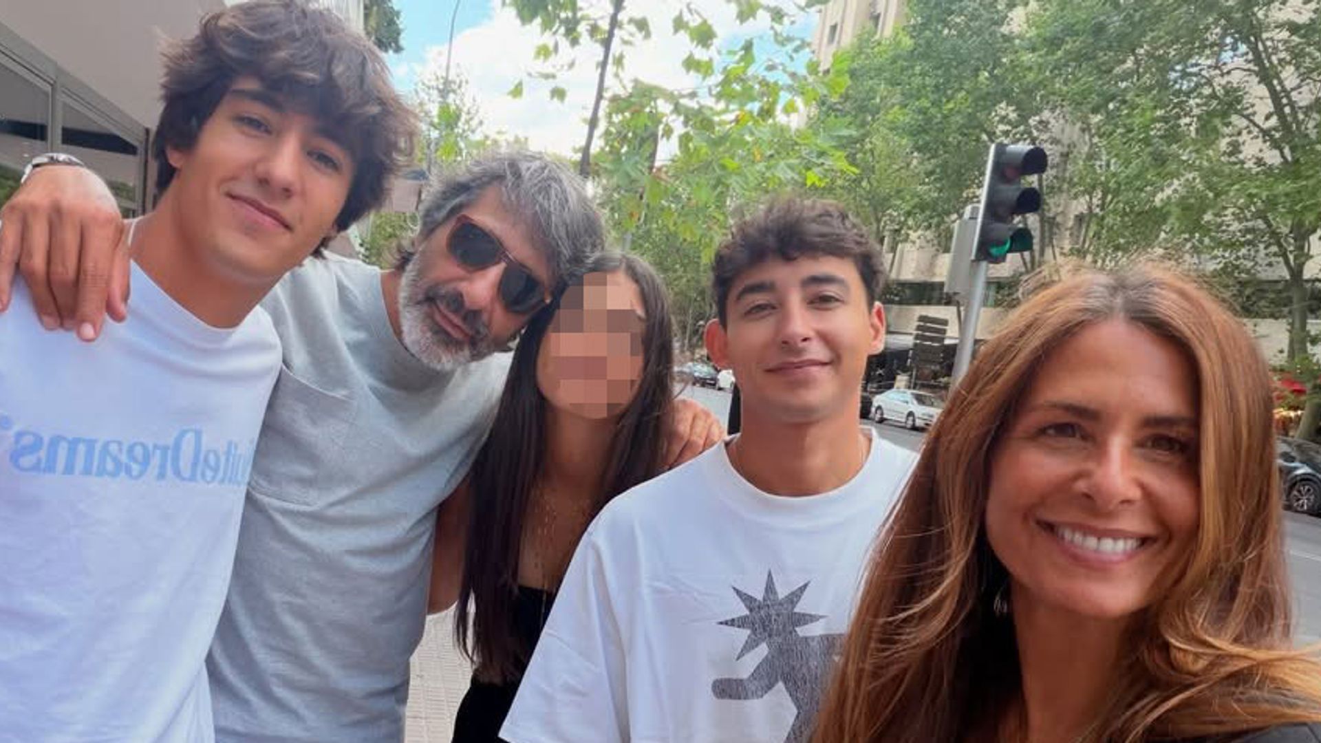 Nuria Roca, junto a su marido, Juan del Val, y sus tres hijos, Pau, Olivia y Juan