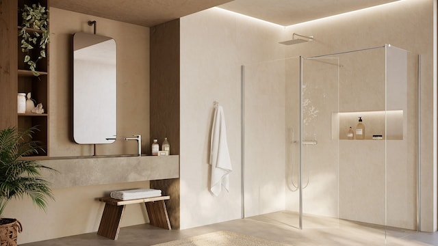 Baño en tonos beiges y ducha XL a ras de suelo con mampara de cristal y alfombra de fibras vegetales