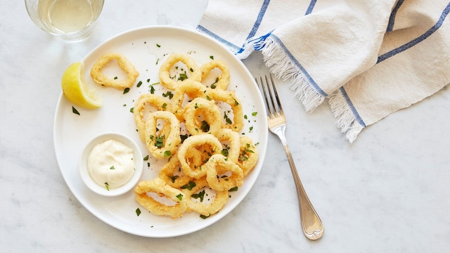 Calamares a la romana crujientes por fuera y jugosos por dentro