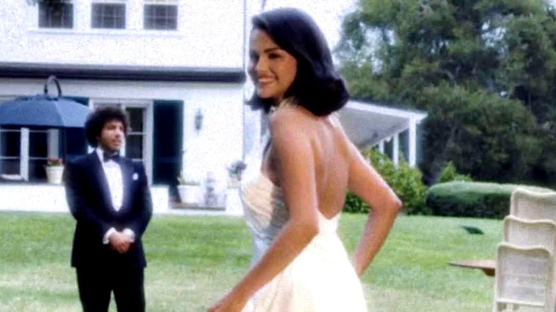 Así fue la boda blindada de Selena Gómez y Benny Blanco que Hollywood no se esperaba: un vestido de pétalos y cola de satén drapeado