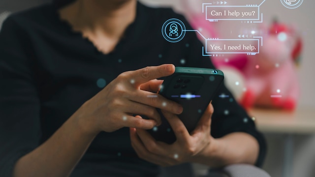 Mujer de negocios que utiliza tecnología inteligente de chatbot con IA
