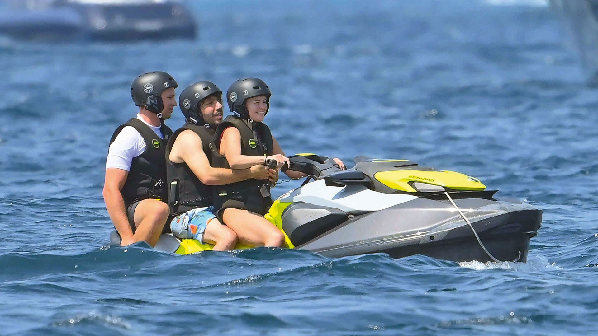 Selena Gómez y Benny practicando un deporte de agua