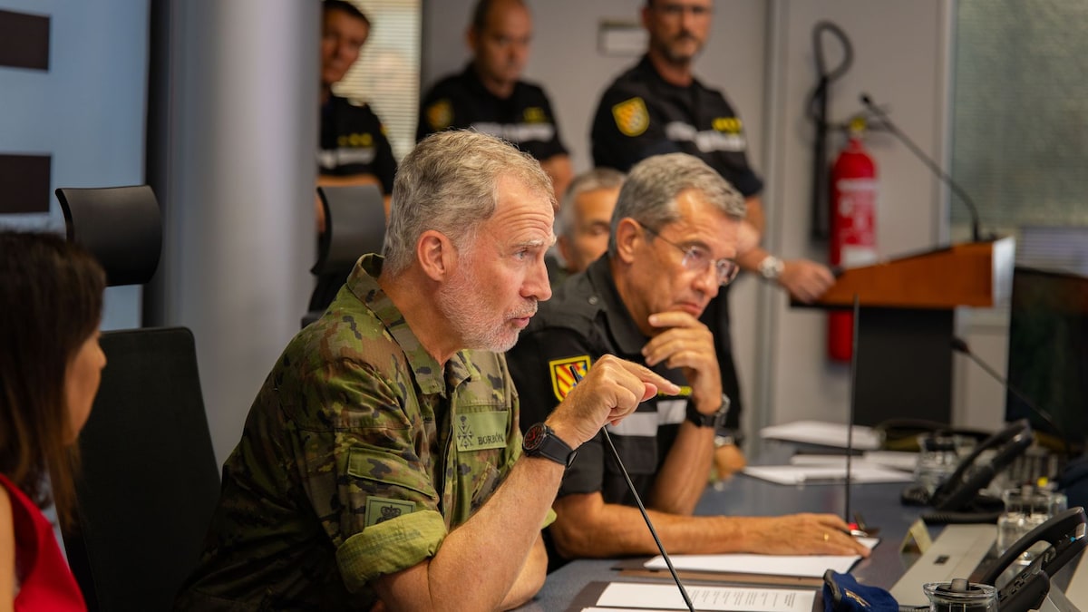 Felipe VI visita el cuartel de la UME en Torrejón en apoyo a la lucha contra los incendios que asolan España