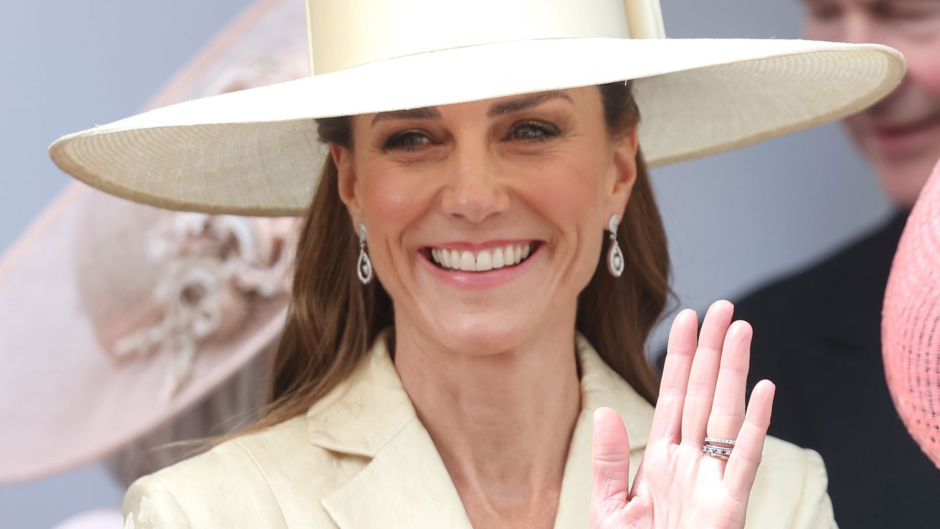 Kate Middleton estrena un vestido amarillo mantequilla de exquisito brocado y pamela a juego en recuerdo a Isabel II por su centenario