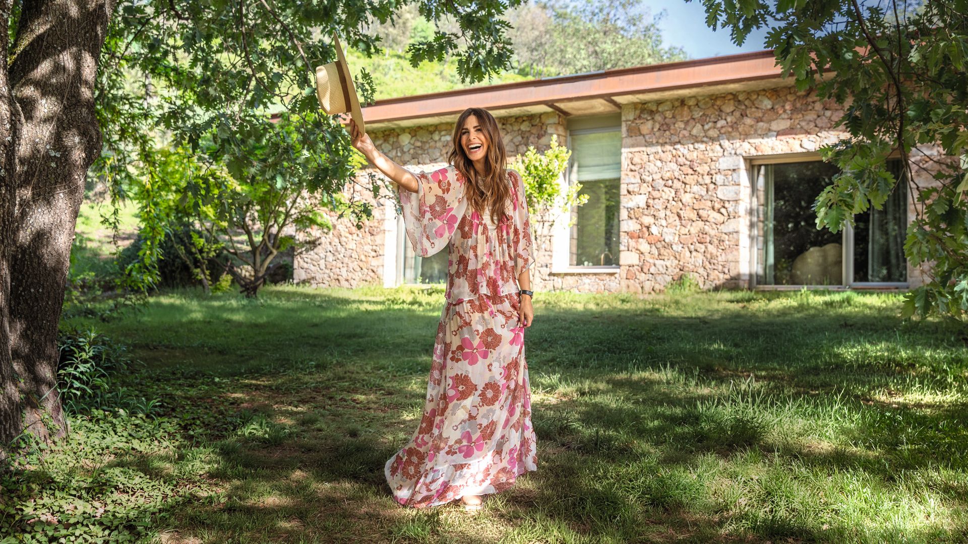 Nuria Roca en su nueva casa de campo, situada en plena sierra de Gredos, a poco más de dos horas del centro de Madrid. "Tengo mi casa en Madrid y, por fin, ¡tengo esta! Tuvimos hace años una en la playa, que vendimos, y otra en Valencia", nos cuenta la presentadora. A sus 54 años, nos afirma que ha encontrado aquí "un paraíso", un lugar para retirarse