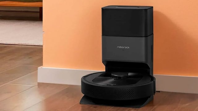 Aspirador de Roborock en casa con pared naranja