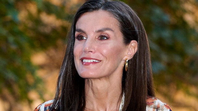 Reina Letizia con vestido estampado en el Palacio Marivent en Palma de Mallorca