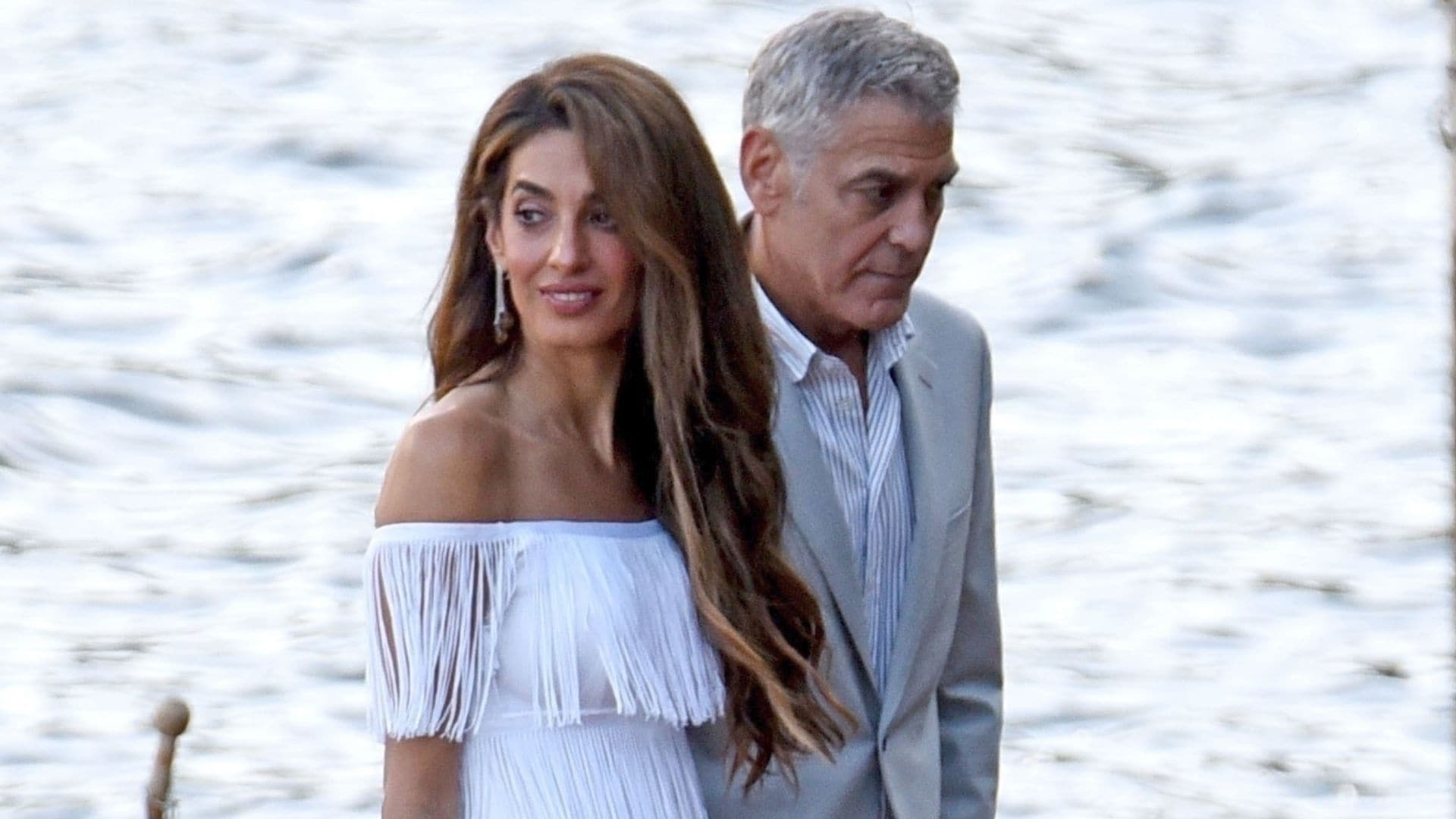 Amal Clooney conquista el estilo veraniego en Lago di Como vestida de blanco y con flecos